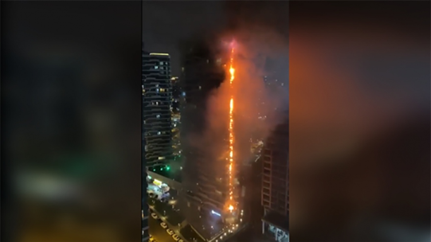 Tòa chung cư 24 tầng ở Thổ Nhĩ Kỳ bốc cháy như cột lửa